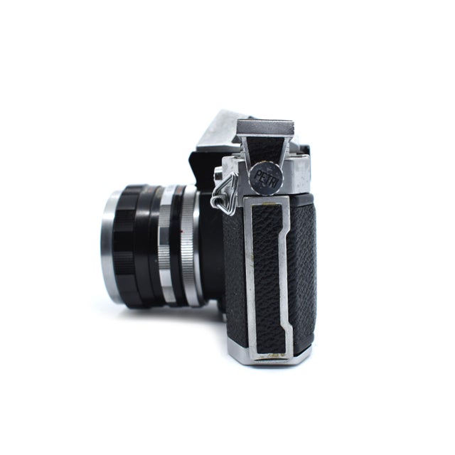 Mid 20th Century Petri Flex v 35mm SLR Camera Manufactured by Kuribayashi Japan For Sale - Image 6 of 10