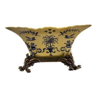 1980s Maitland-Smith Porcelain Yellow and Blue Chinese Footed Bowl With French Style Brass Base For Sale
