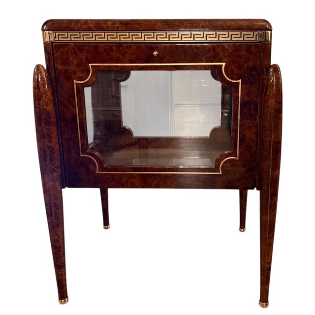 Versace Style Burl & Brass Greek Key Display Curio Vitrine. Italy, 20th Century. For Sale - Image 4 of 8