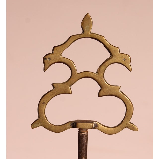 Early 18th-century Spanish bronze oil lamp with four lights This exquisite oil lamp features a series of maintenance...