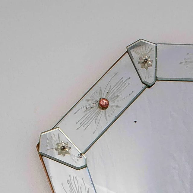 This large Venetian mirror from the 1950s is fully reflected and provided with loving engraved decorations and details. It...