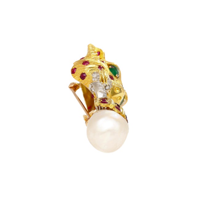 1990s 22k Gold Leopard Head Brooch - Emerald, Ruby, Diamond & Baroque Pearl For Sale - Image 5 of 7
