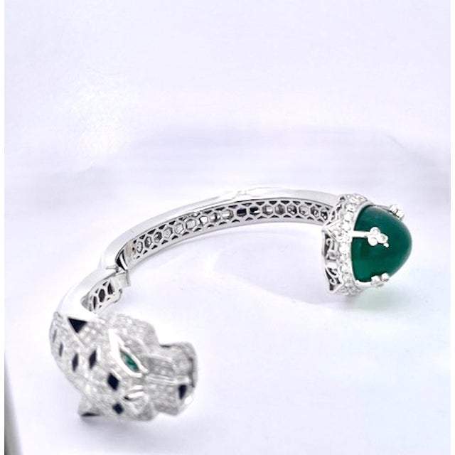 Gemstone Emerald Diamond Onyx Panthere Bracelet With Large Cabochon Emerald 29.78 CTS For Sale - Image 7 of 12