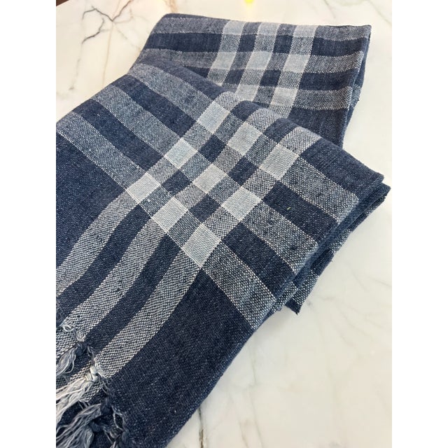 Bunny Williams Home Bunny Williams Pine Cone Hill 100% Linen Plaid Navy White Throw Â€šÃ„Ã¬ Enzyme Washed Blue Tones For Sale - Image 4 of 13