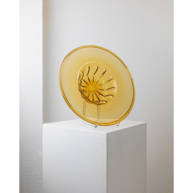 This impressive Murano glass bowl from the early 20th century shines in a stunning amber colour. The decorative bowl made...