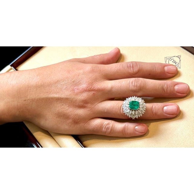 Modern 4 Carat Emerald Cut Colombian Emerald & 5.5 Ct Diamond Ring in Platinum Size 6 For Sale - Image 3 of 8