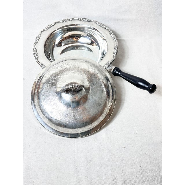 Beautiful vintage Oneida silver plated chafing dish with lid and handle. This type of serving dish is designed to keep...