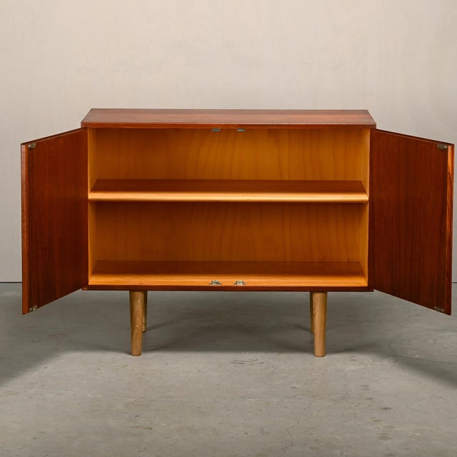 Mid-Century Modern Small Sideboard in Teak and Oak by Børge Mogensen for Søborg Møbelfabrik, 1950s For Sale - Image 3 of 16