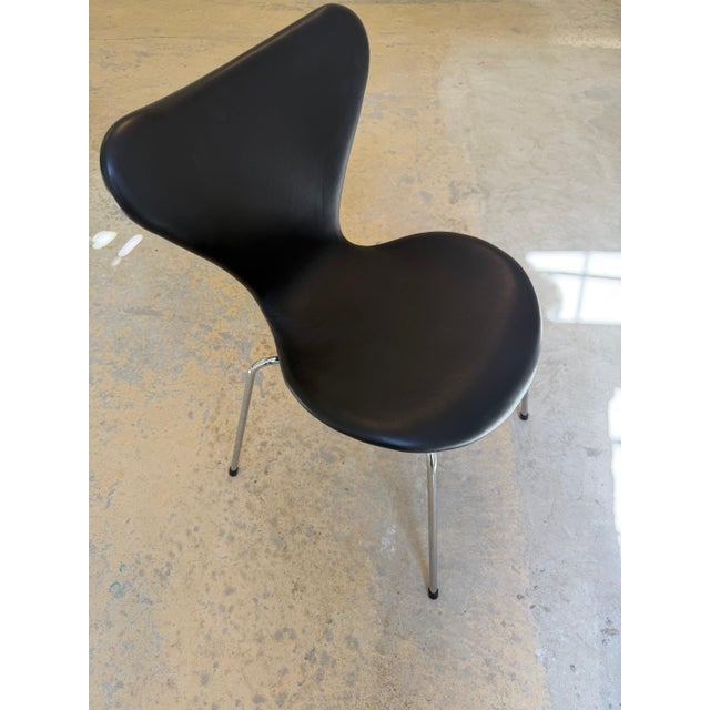 Series 7 Upholstered Chair in Black Genuine Leather by Arne Jacobsen for Fritz Hansen For Sale - Image 5 of 13