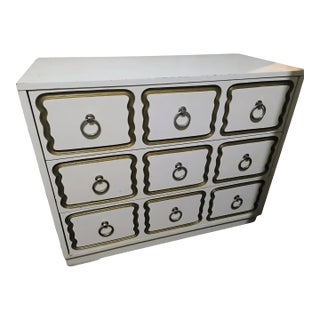Mid 20th Century White Lacquer Dorothy Draper Style Hollywood Regency 3 Drawer Commode For Sale