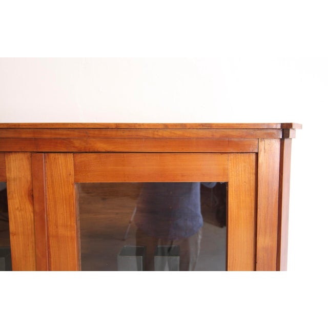 19th Century Biedermeier Display Cabinet in Cherrywood For Sale - Image 10 of 18
