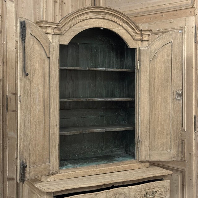 18th Century Country French Louis XV Liegeois Stripped Oak Commode a Deux Corps For Sale - Image 16 of 18