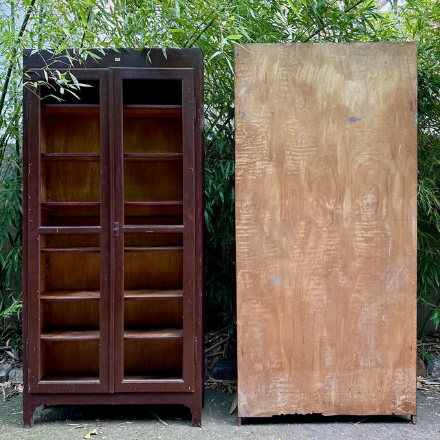 Brown Italian Brown and Burgundy Lacquered Display Cabinets, 1890s, Set of 2 For Sale - Image 8 of 12