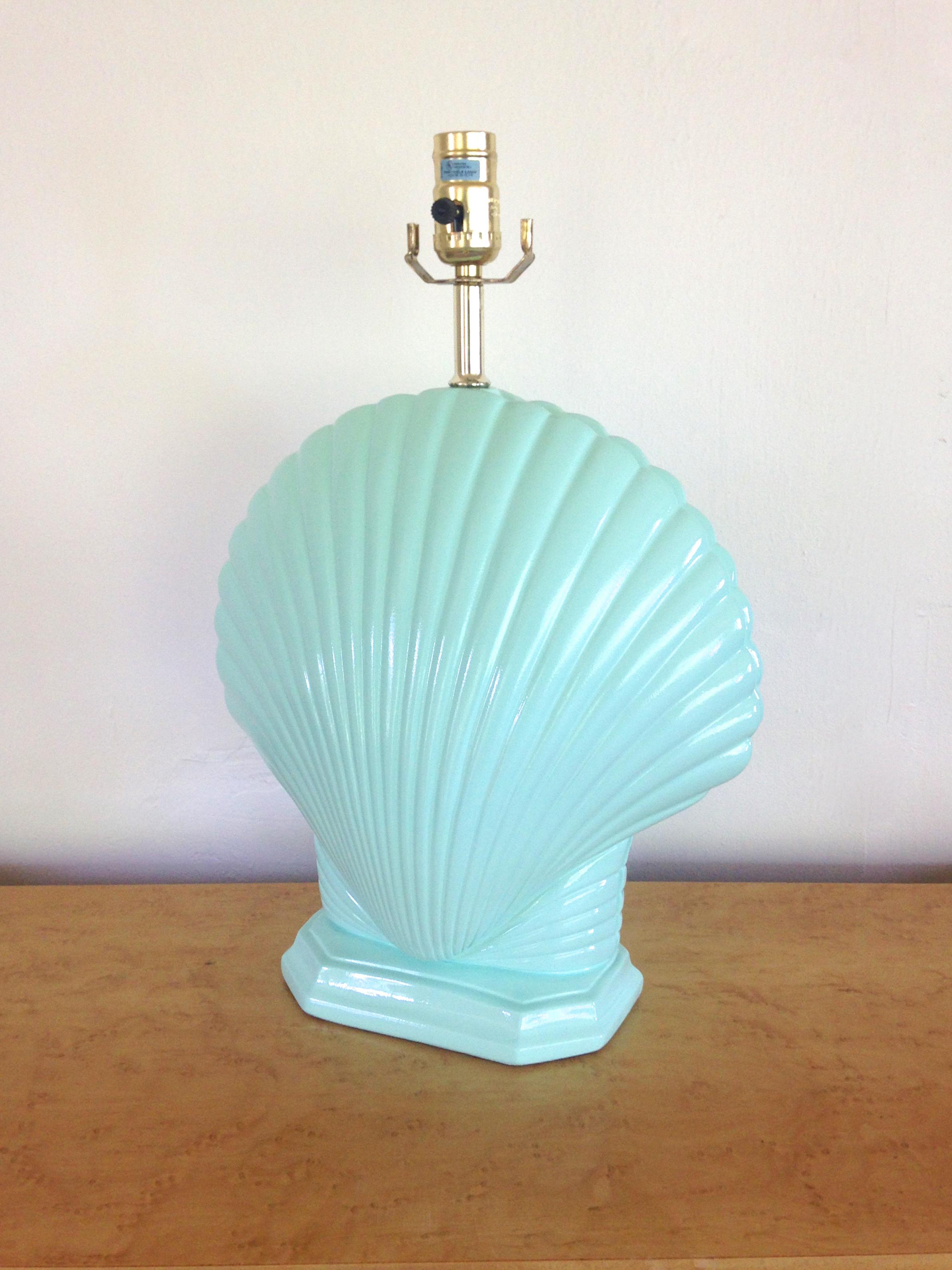 clam shell table lamp