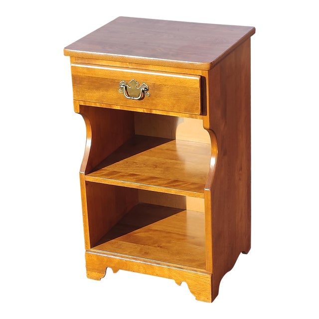 Mid 20th Century Ethan Allen Baumritter Heirloom Nutmeg Maple Colonial Early American Nightstand For Sale