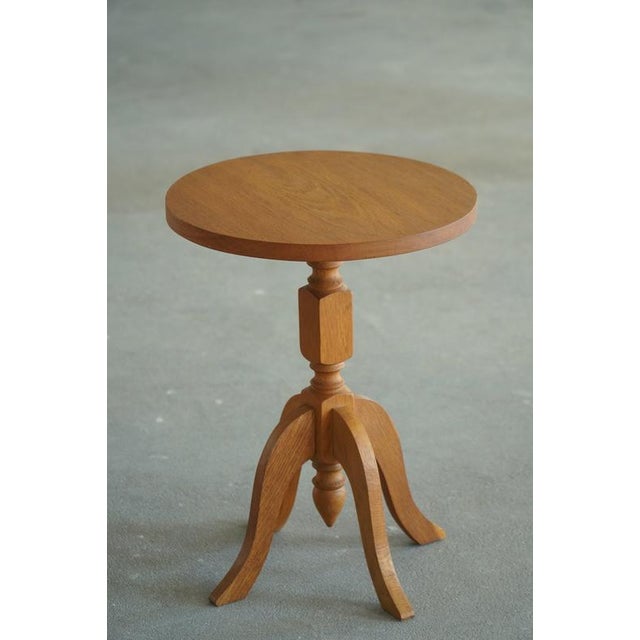 Scandinavian Oak Pedestal Side Tables with Curved Legs, 1960s, Set of 2 For Sale - Image 3 of 17