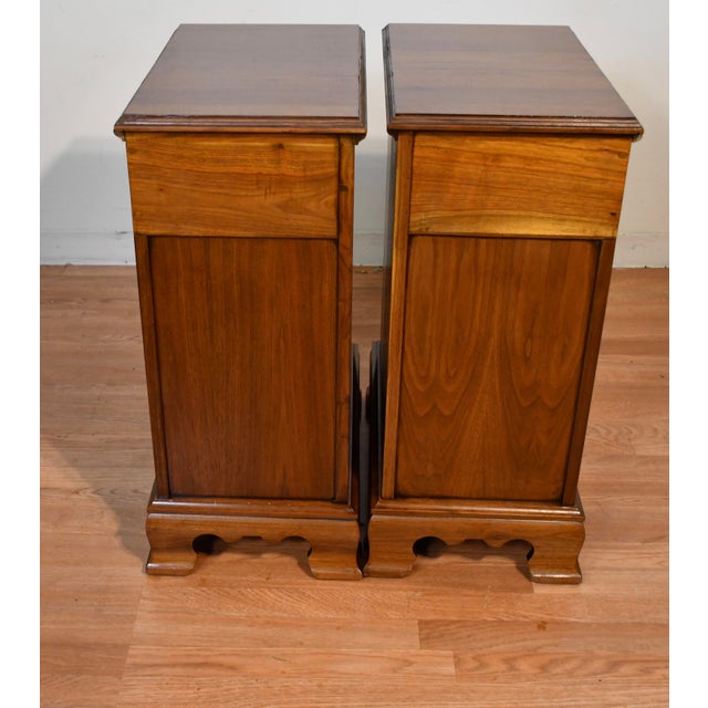 1930s Pair of English Chippendale Walnut Nightstands / Bedside Tables For Sale - Image 14 of 17