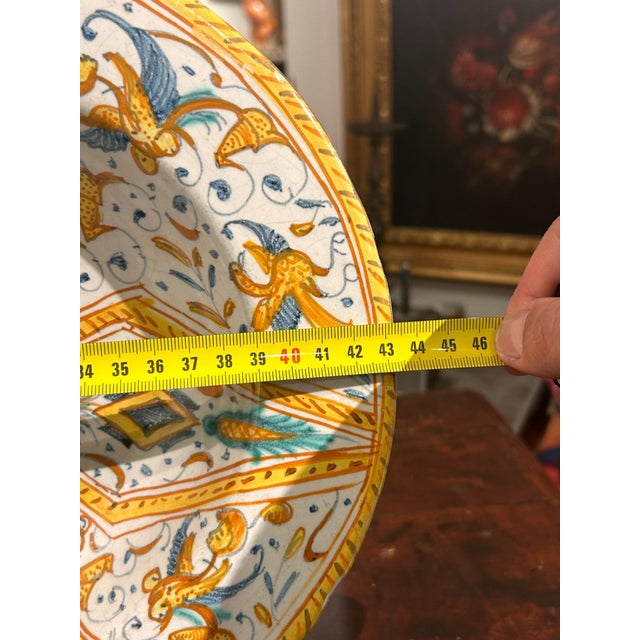 Calligraphic Tray from Deruta, 1650s For Sale - Image 6 of 8