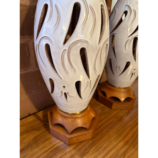 Mid 20th Century Pair of Vintage Mid-Century Modern Pierced Ceramic Table Lamps With White Lava Glaze and Walnut Bases For Sale - Image 5 of 9