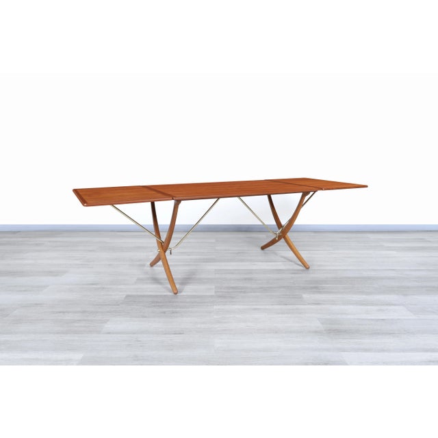 Mid-Century Modern Danish Modern at-304 Dining Table by Hans J. Wegner in Teak and Oak For Sale - Image 3 of 13