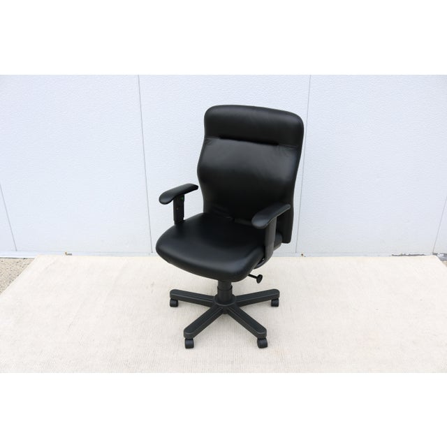Modern Knoll Bulldog Executive Ergonomic Office Desk Chair in Black Leather, Adjustable For Sale - Image 3 of 18