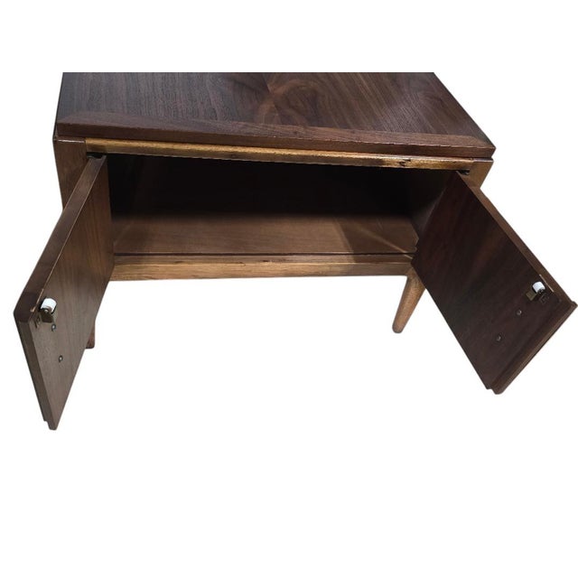 Lane Mid-Century Modern Walnut Cabinet End Table | Style 997-92 For Sale - Image 6 of 8