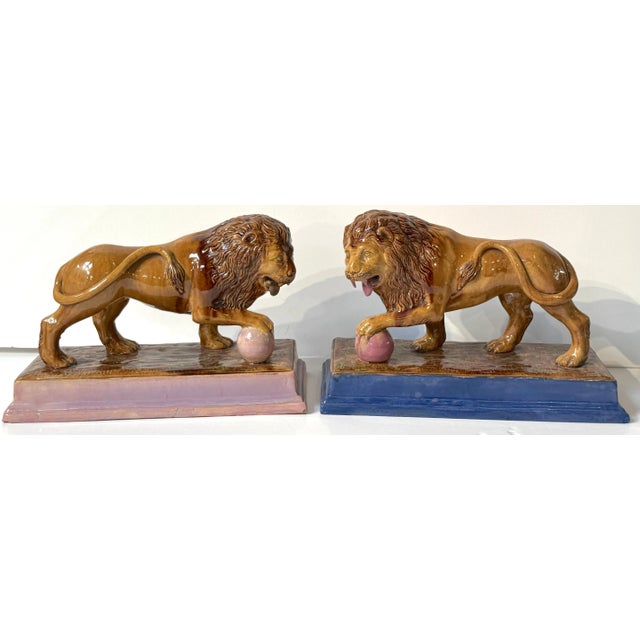 Early 19th Century Rare Pair of Ralph Wood Staffordshire Medici Lions in Pink and Blue Bases For Sale - Image 5 of 12