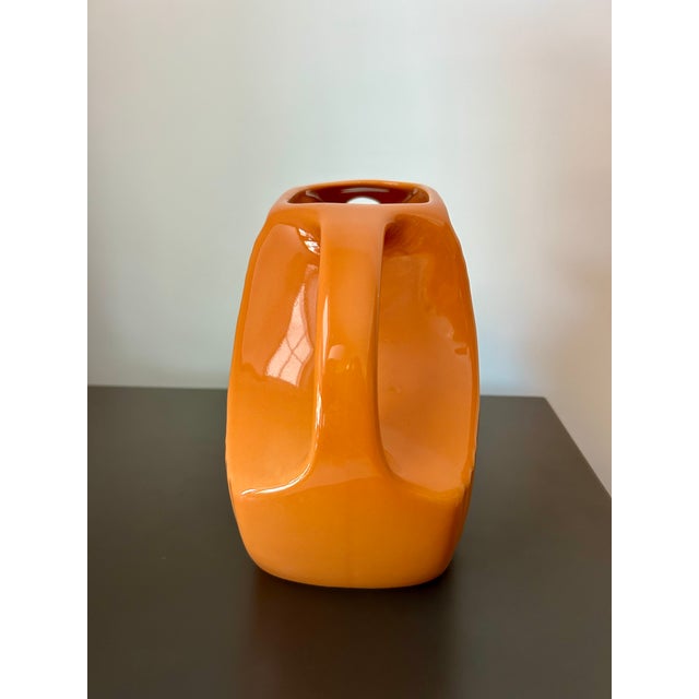 Red Wing Pottery Fiesta Large Disk Pitcher Tangerine Retired Color – Homer Laughlin Usa Vitrified China 67 1/4 Oz Mid-Century Style Serveware For Sale - Image 4 of 14