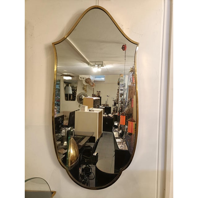 Metal Shield-Shaped Brass Wall Mirror in the style of Gio Ponti, Italy, 1960s For Sale - Image 7 of 8