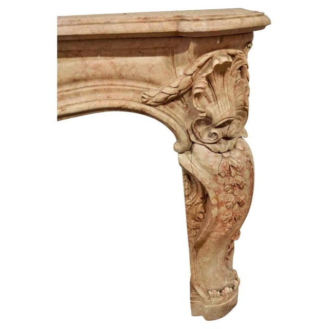 Spectacular Nembro Rosa marble fireplace, from Venice, 19th century A masterful work of exquisite quality. The marble is...