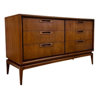 1970s Vintage Mid Century Modern Six Drawer Dresser Dovetailed Drawers and Sculpted Handles For Sale