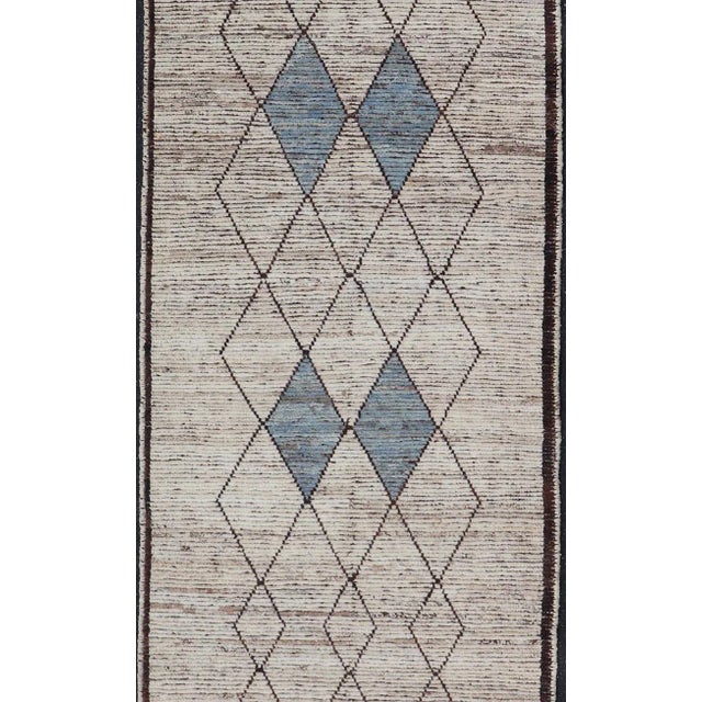Tribal Modern Hand-Knotted Runner in Wool With Diamond Design in Neutral Tones 3'4 X 9'8 For Sale - Image 3 of 10