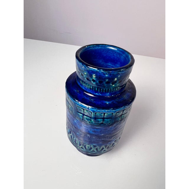 This small vase is another charming collector's item from the legendary Rimini Blu series, designed by Aldo Londi for the...