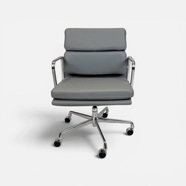 Mid-Century Modern Herman Miller Eames Soft Pad Management Chair - Gray Leather For Sale - Image 3 of 10