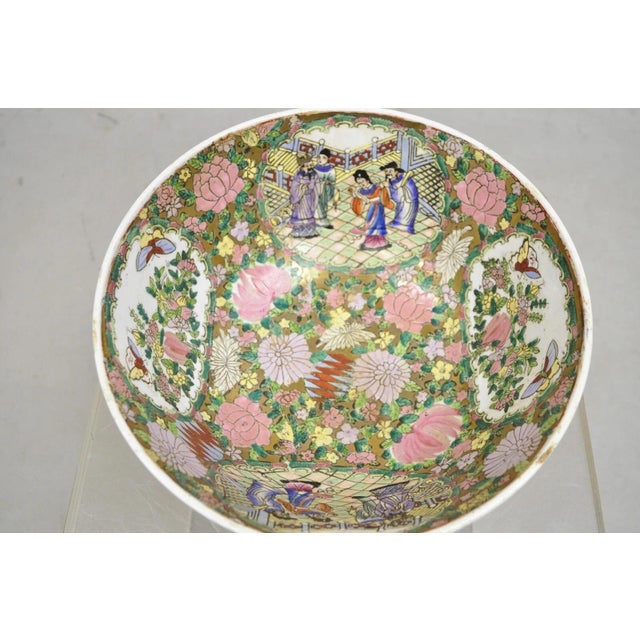 Chinoiserie Vintage Rose Medallion Chinese Export Porcelain Figural Painted Bowl For Sale - Image 3 of 12