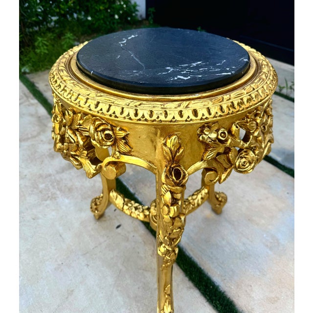 French-Style Gilded Side Table – Black Marble Top With Gold Leaf Floral Details For Sale - Image 4 of 8