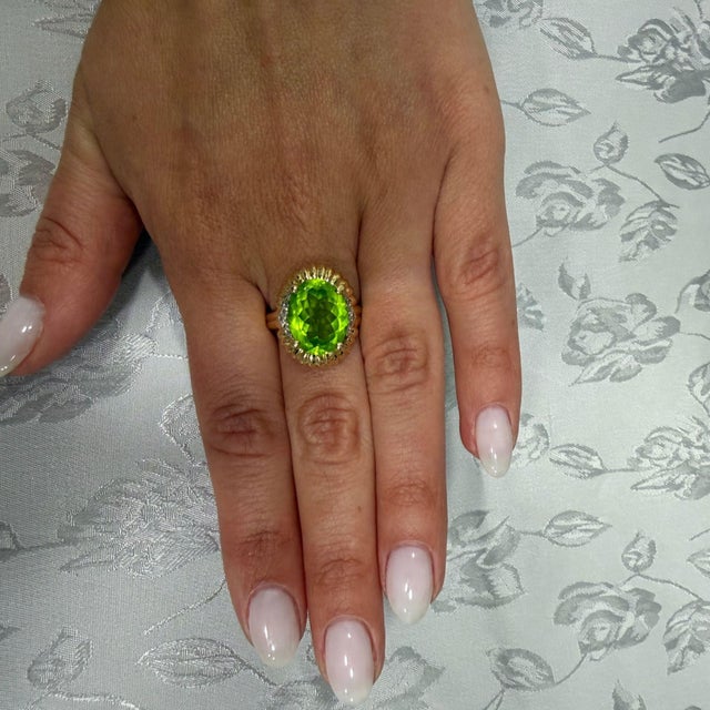 Metal Vintage 6 Carat Oval Cut Peridot 14k Gold Fluted Sunburst Ring, Size 9 For Sale - Image 7 of 11
