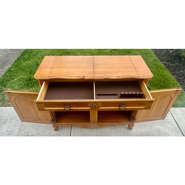 Vtg. Maple Ethan Allen Country French Style Flip Top Bar/Server Cabinet For Sale - Image 13 of 17