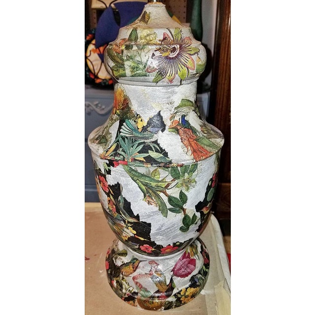 Shabby Chic 1970s Brass Table Lamp en Decoupage For Sale - Image 3 of 5