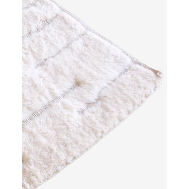 Mid-Century Modern White Moroccan Beni Mrirt Wool Rug - 8.6 X 4.9 Ft For Sale - Image 3 of 10