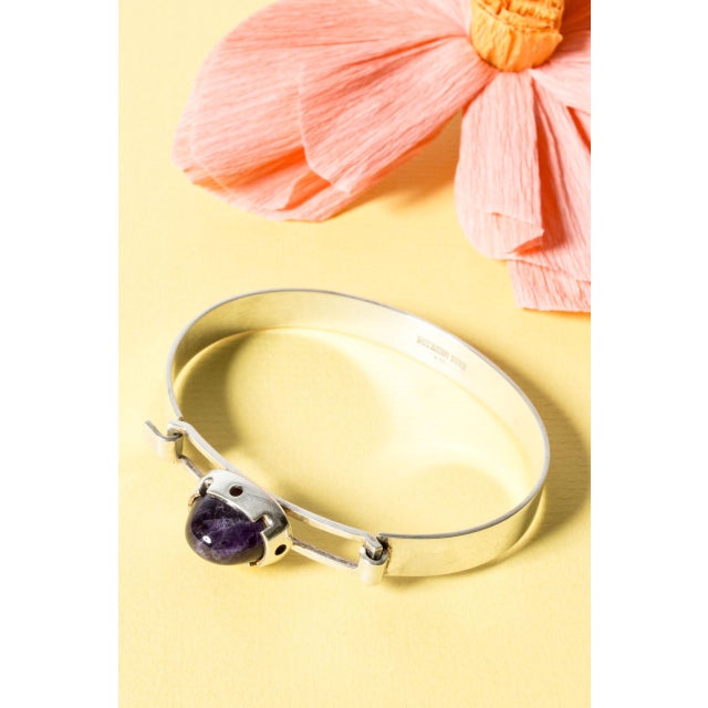 Lovely silver bracelet by Martti Viikinniemi, with a cabochon cut amethist stone. Graphic look where the lock is part of...