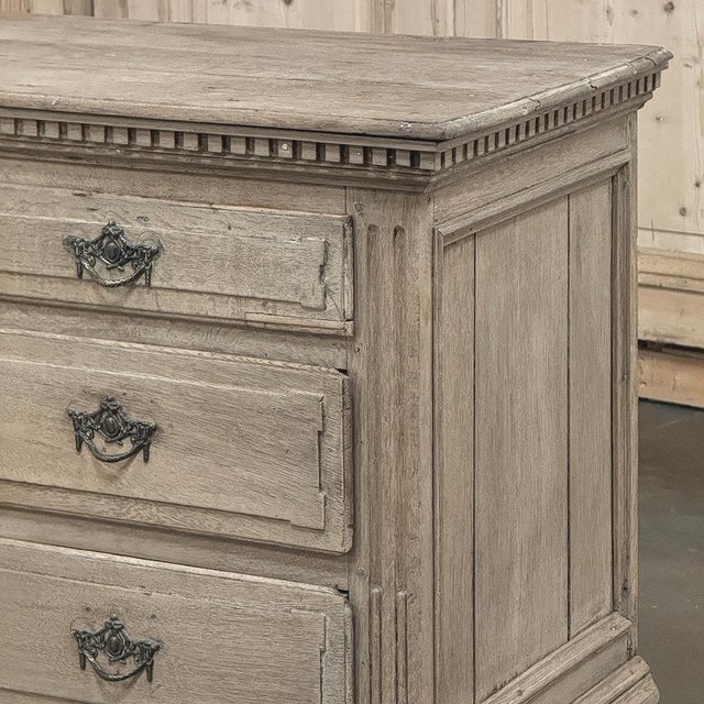 18th Century French Neoclassical Chest of Drawers in Stripped Oak For Sale - Image 14 of 18