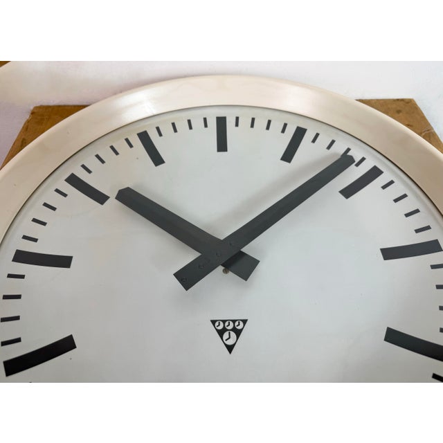 Large Industrial Bakelite Factory Wall Clock from Pragotron, 1960s For Sale - Image 10 of 18