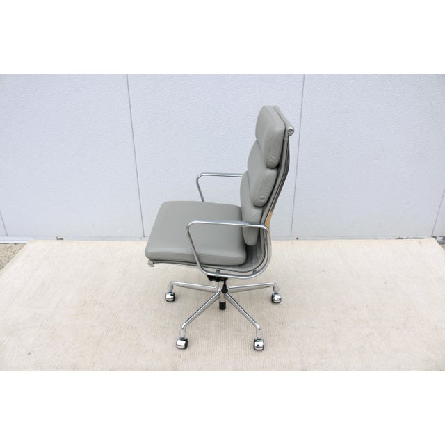 Gray Mid-Century Modern Herman Miller Eames Soft Pad Executive Chair in Gray Leather For Sale - Image 8 of 18