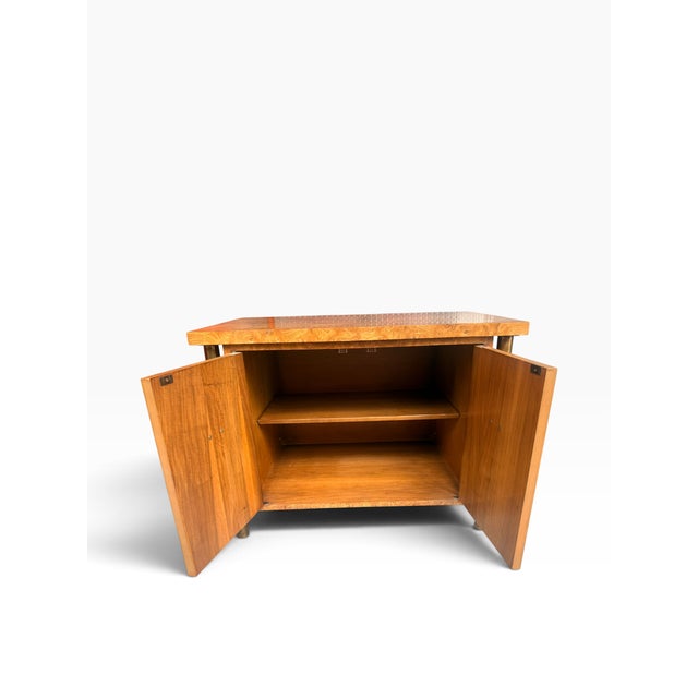 1960s William Doezema for Mastercraft Carpathian Elm Burl & Brass Floating Nightstands — Pair, Attributed For Sale - Image 10 of 18