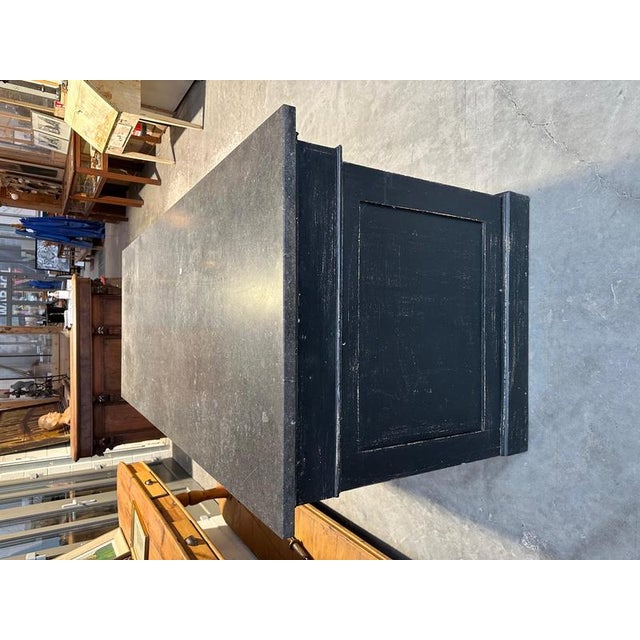 Wood Ilot de magasin recouvert d’une pierre bleue For Sale - Image 7 of 13