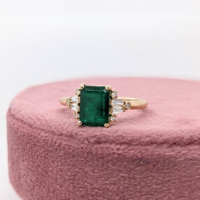 2020s 1.5ct Emerald & Diamond Ring in 14k Yellow Gold – Emerald Cut 8×6mm, Size 6.75 For Sale - Image 5 of 8