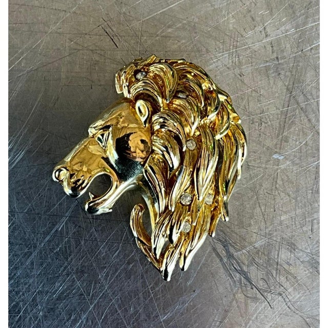 Vintage Lion's Head Gold Tone Brooch With Rhinestone Eye For Sale - Image 10 of 12