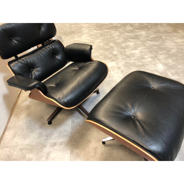 Set of Lounge Chair and Ottoman by Charles & Ray Eames for Herman Miller, 2010 For Sale - Image 6 of 9