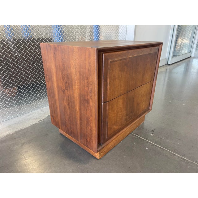 Mid 20th Century Vintage Dillingham Walnut Nightstand / Two Drawer MCM Side Table For Sale - Image 5 of 12
